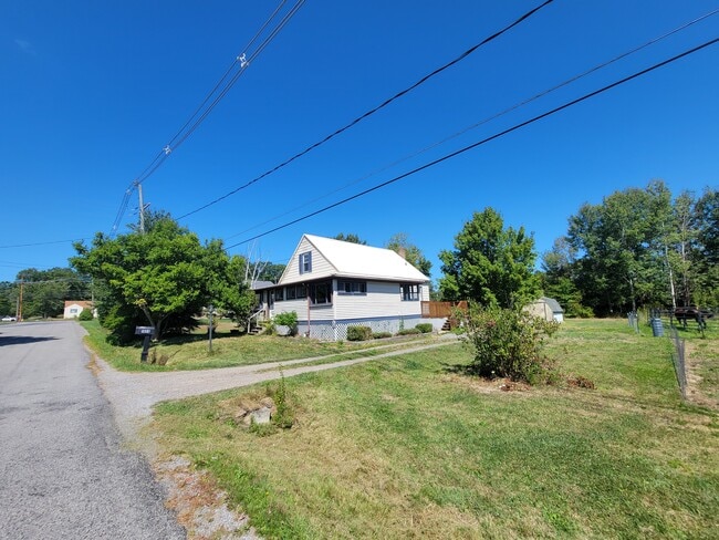 Photo - 1494 Thompson Rd