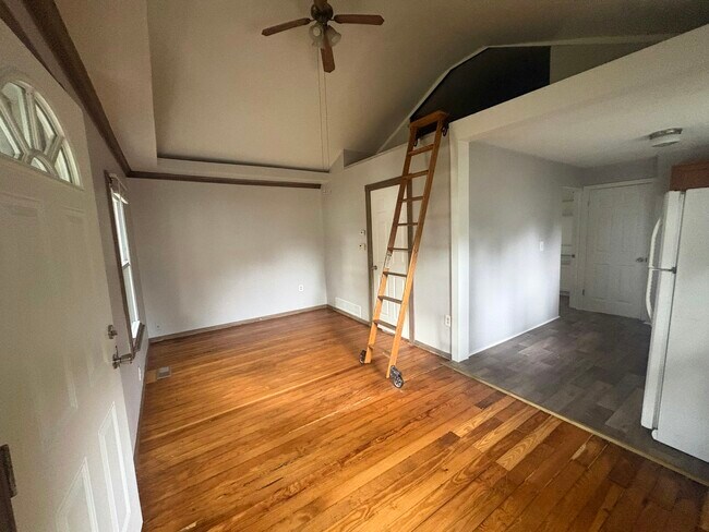 Photo - 525 Stratford Rd