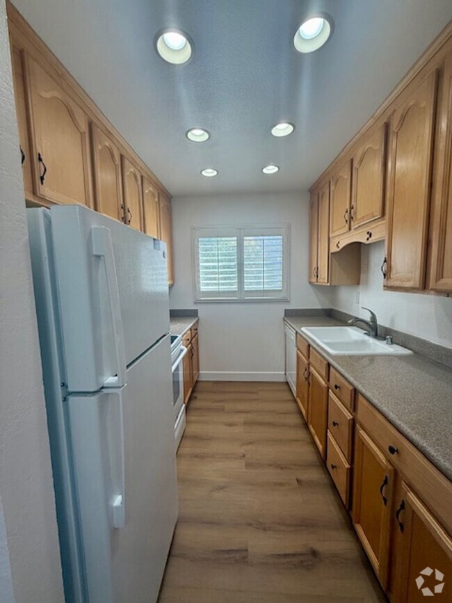 Building Photo - Lovely remodeled Bonita condo