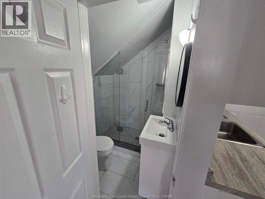 Photo - 1106-1108 ELM AVENUE Unit# UPPER
