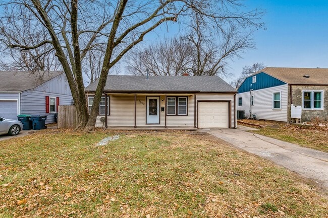Large 2 Bedroom Home with Den! - Large 2 Bedroom Home with Den!