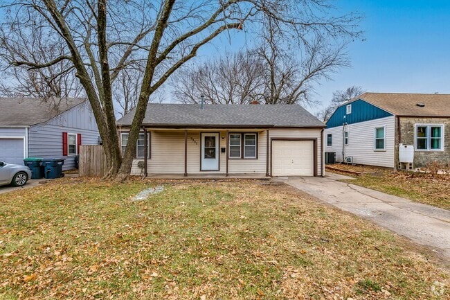 Building Photo - Large 2 Bedroom Home with Den!
