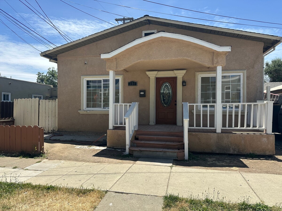 Photo - 230 Lewis St