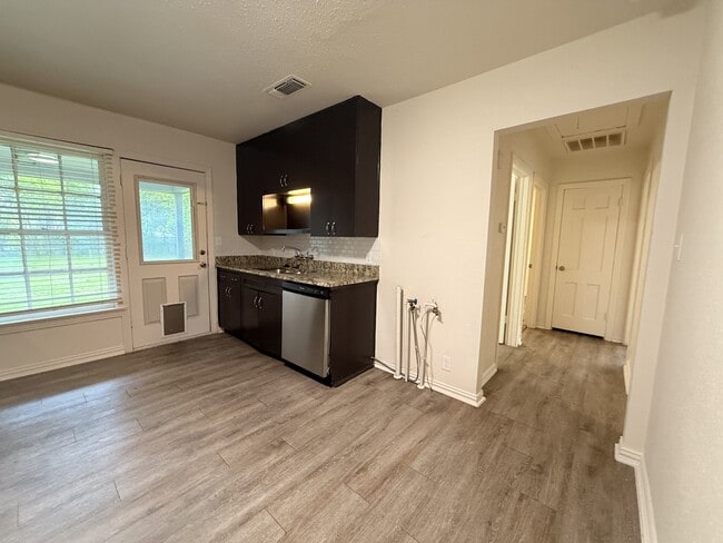 Photo - 4909 Roanoke St