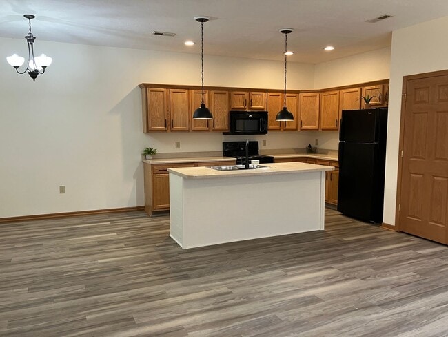 Modern & Spacious 3-Bedroom Ranch Condo – ... - Modern & Spacious 3-Bedroom Ranch Condo – ... Unit 1022-A Laurel Tree Ct