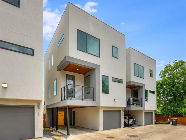 Building Photo - 2301 Bluebonnet Ln Unit 12