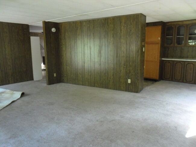 Photo - Elbow room