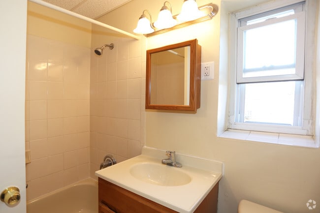 Baño - Maple Crest Apartments at Valley Stream