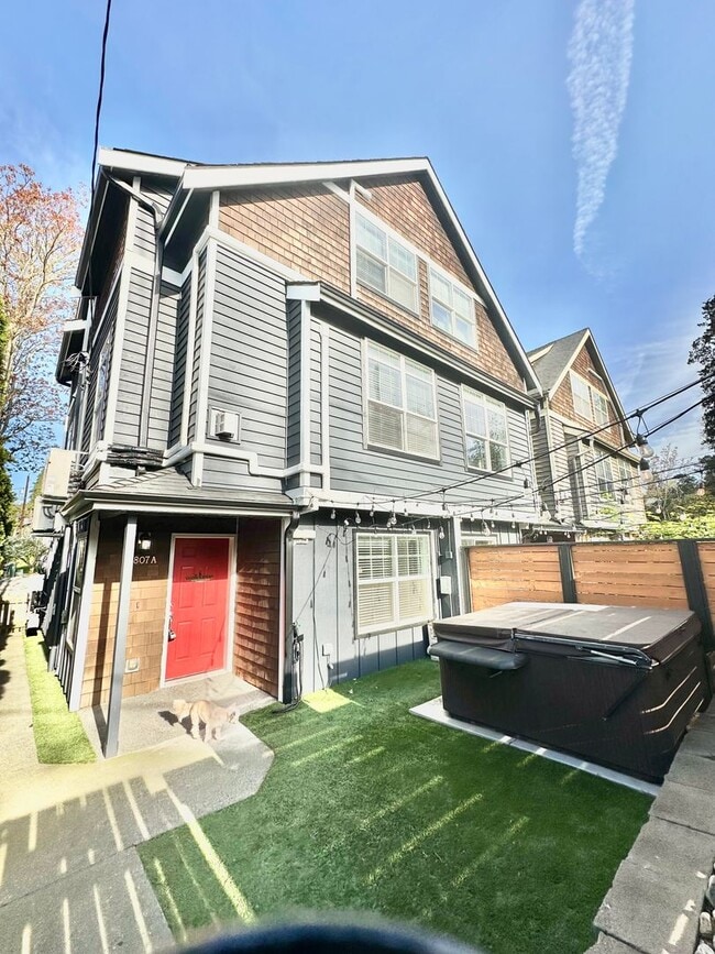 Building Photo - Modern 3 bedroom, 2.5 bathroom Townhome in Mapleleaf!