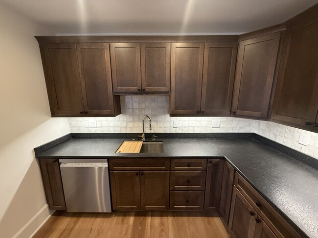 Photo - 678 Mohawk St