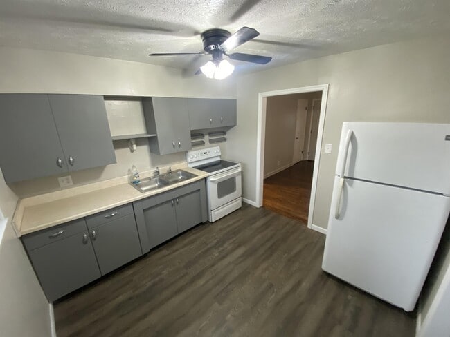 Photo - 877 Windsor Dr