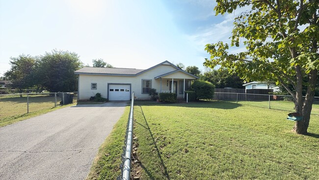 Building Photo - Welcome to this charming 3 bedroom, 1 bath... Rental
