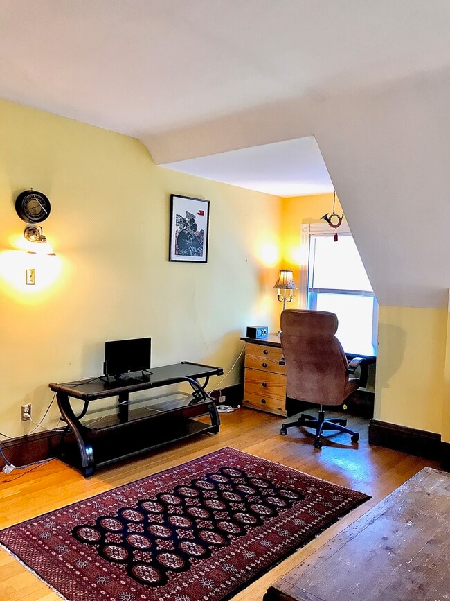 Building Photo - 17 Marathon St Rental