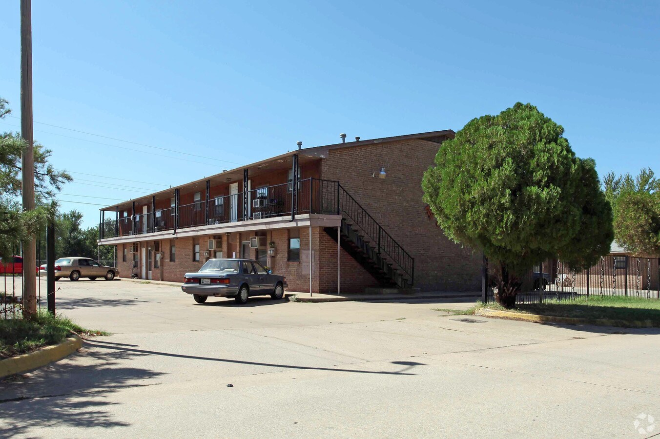 Photo - Royal Oaks Apartments