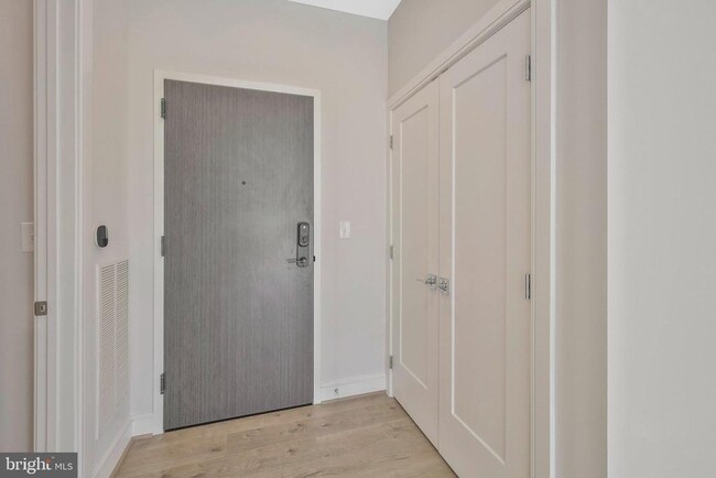 Building Photo - 635 Slaters Ln Unit 305