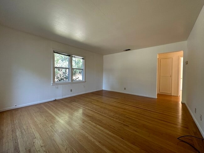 Photo - Cute 2 bed/1 bath Duplex in East Sac!!