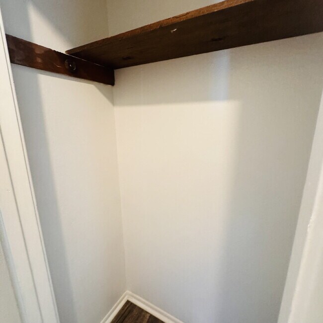 Photo - Cozy 1-Bedroom Retreat: Spacious 850 Sq. Ft. Multiplex in Groves, TX! Unidad 8