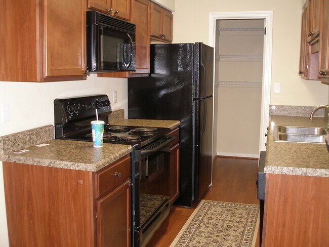 kitchen with a pantry - 508 Patton Chapel Way Unidad 508