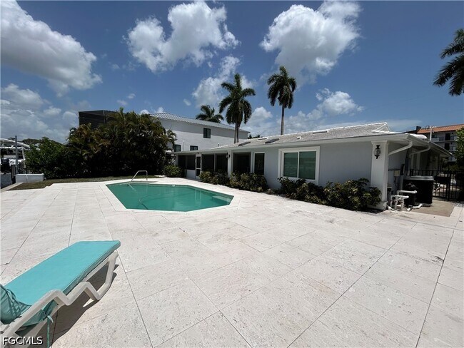 Photo - 225 3rd St W