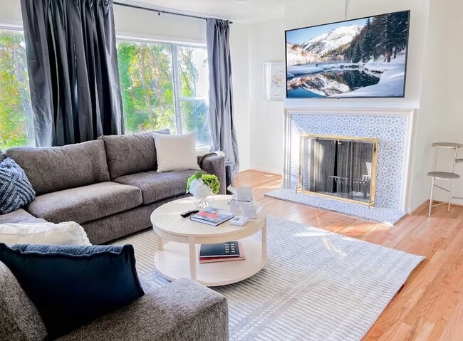 Building Photo - Modern 4 bed/2 bath with Mountain Views and a Fenced Backyard