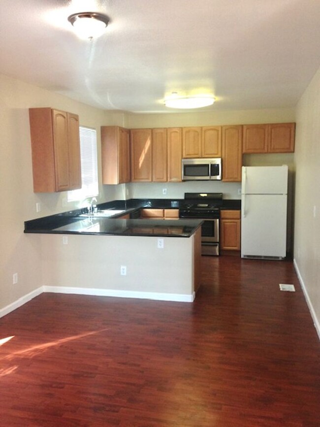 Great 3 bed 2.5 bath Townhouse with 2-car ... - Great 3 bed 2.5 bath Townhouse with 2-car ...