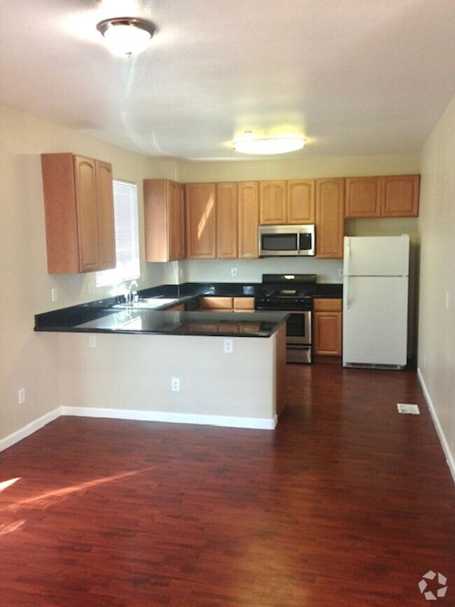 Building Photo - Great 3 bed 2.5 bath Townhouse with 2-car ...