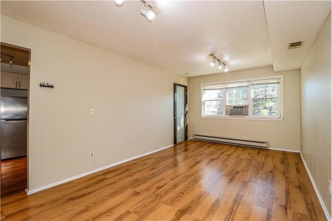 Photo - 18 College Dr