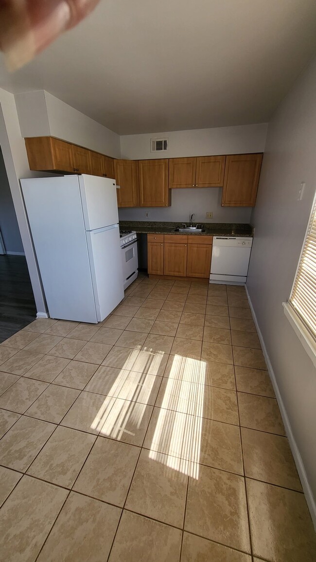 Building Photo - 371 W Old Indian Trail Unit 371 5