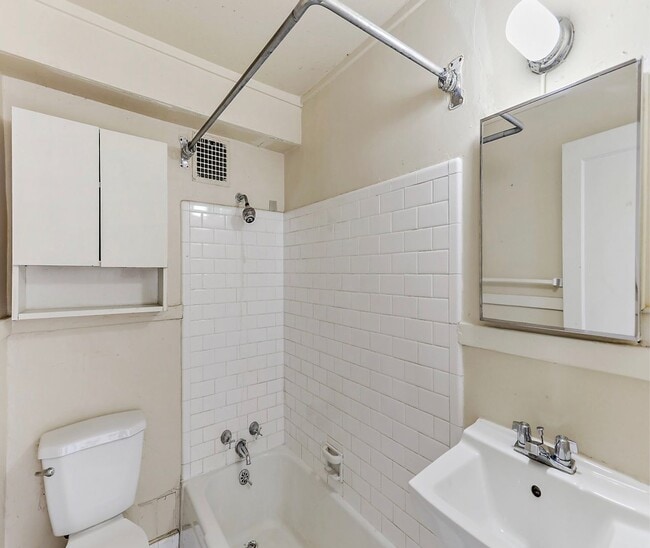 Photo - One-Bedroom Apartment In Belhaven! Unidad C5
