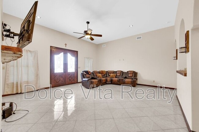 Photo - 825 Carpintero St