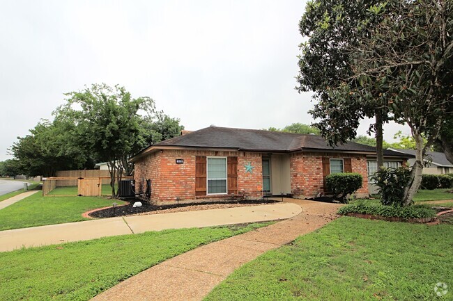 Building Photo - 3 BD 2 BA AVAILABLE JUNE!! NEAR LOOKOUT RD Rental