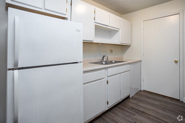 2 BR, 1 BA - 820SF