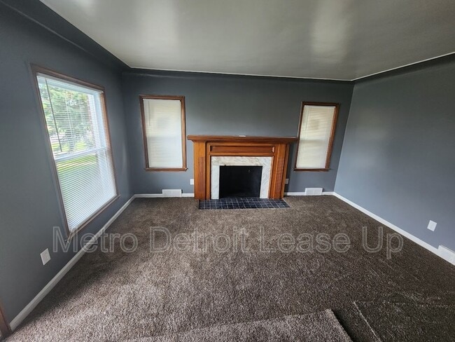Photo - 19419 Westphalia St