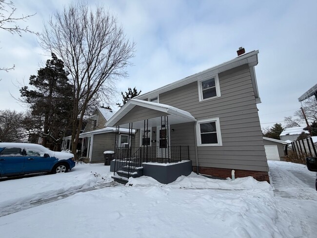 Building Photo - 2501 Oakridge Rd