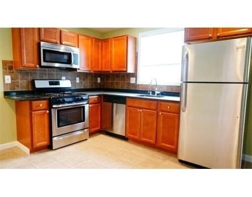 Building Photo - 213-215 Newton St Rental