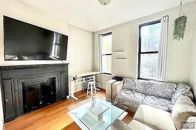 Building Photo - 344 E 9th St Unit 1 Rental