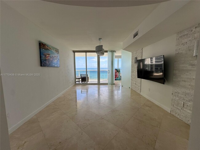 Photo - 19111 Collins Ave Unidad 1007 Rental