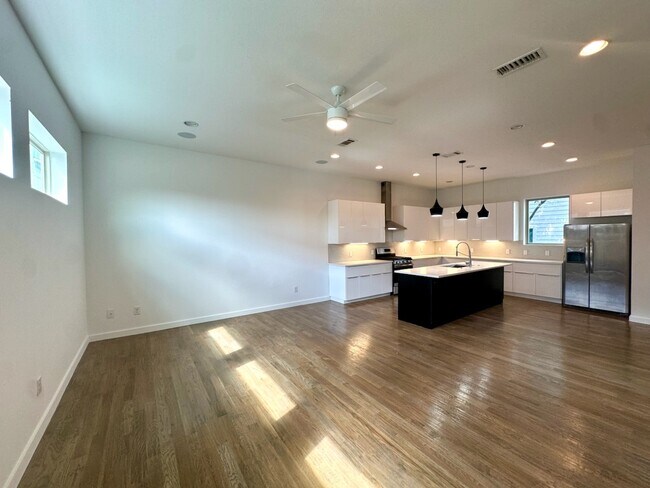 Photo - 5615 Bryan Pky Unidad B Rental