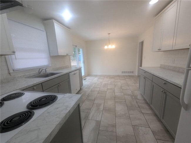 Photo - 409 Samaritan Dr