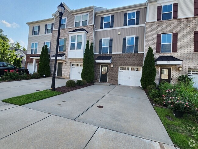 Building Photo - 4 Bedroom Cary Townhome! Great Location, N...