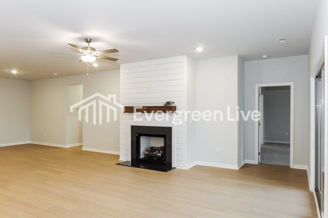 Photo - 300 Pond Spg Dr