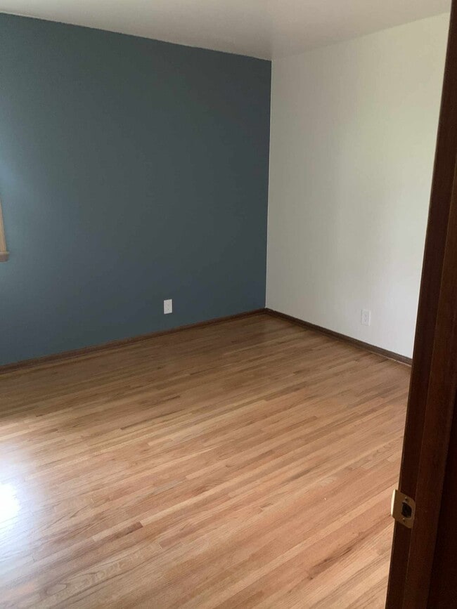Building Photo - 8109 30th Ave N Unit Room for Rent