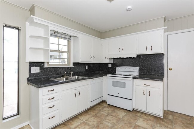 Photo - 401 E 7th St