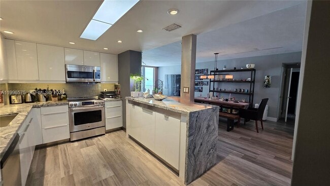 Building Photo - 5825 Collins Ave Unit 8J