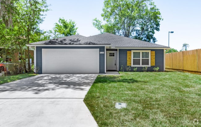Building Photo - A beautiful 4 bedroom, 2 bathroom property... Rental