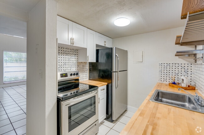 1BR, 1BA - 629SF - Kitchen