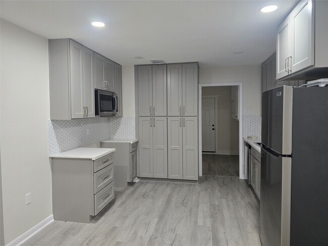 Building Photo - 10518 Royal Oaks Dr