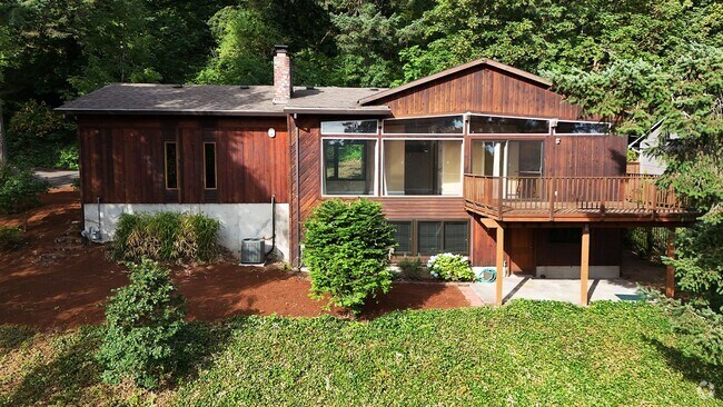 Building Photo - Hilltop Home in West Linn w/ 3 Bed and 2 Bath