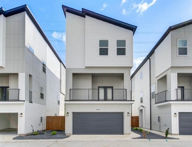 Building Photo - 1102 Paul Quinn St