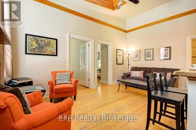 Photo - 100 Downie St